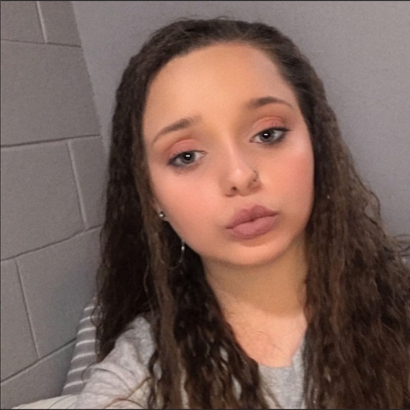 Meet your Posher, Paige - Picture 1 of 3